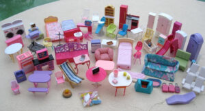HUGE 82 PIECE LOT OF BARBIE DOLLHOUSE FURNITURE ACCESSORIES SOME