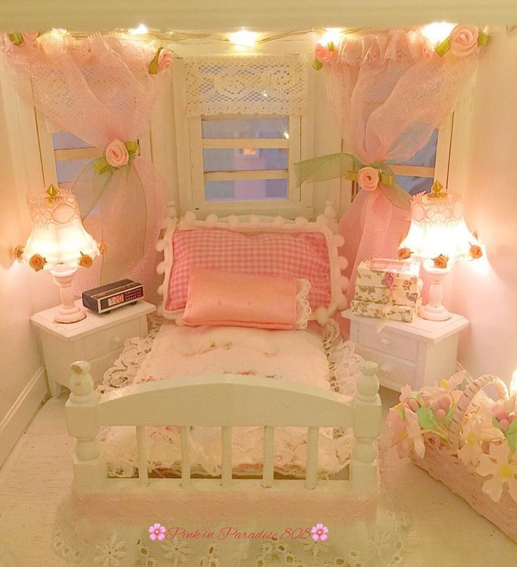 Such A Pretty Pink And White Dollhouse Bedroom Pink Dollhouse Shabby 