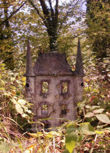 The Haunted Dollhouse Merveilles En Papier In 2020 Haunted